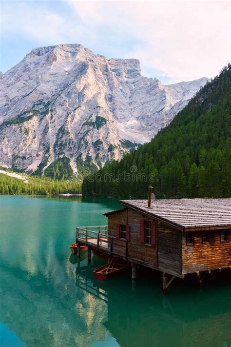 Lac De Braies Sur Les Dolomites Italie Image Stock Image Du Montagne
