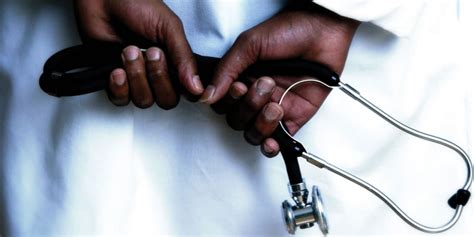 Sterilised disposable syringe with needl e auto disable. Ministério da Saúde recorre a médicos voluntários devido a ...