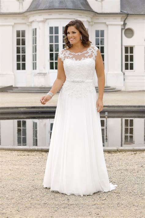 Diese hochzeitkleider lassen dank ihrer schnittform auch eine braut mit problemzonen weiblich und anmutend erscheinen. Brautkleider XXL - Hochzeitskleider XXL by Ladybird ...