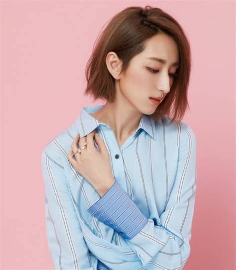 Oct 02, 2020 · 柯佳嬿領獎時不忘在台上感謝老公坤達，「當我真的很投入劇本時，身邊大小事都不太管，或容易忽略身邊的人，所以.真的很謝謝他，謝謝他一直包容我，感覺我總是忙著成為我自己，但謝謝有他一直支持我。 （圖多）柯佳嬿靠「純」「真」展現漂亮真本事 - 自由娛樂