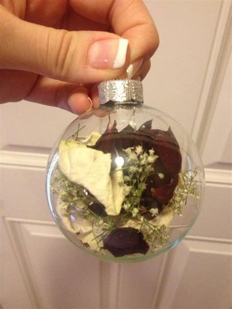 What kind of flowers do you put on graves. What These People Do With Dried Flowers Is Stunning