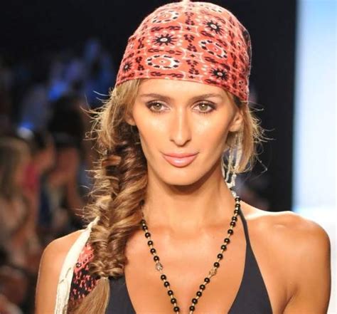 Bei heißen temperaturen sind frisuren mit tuch eine willkommene abwechslung, um einen kühlen kopf zu bewahren. Bandana Frisuren für langes Haar - Trend Frisuren Stil