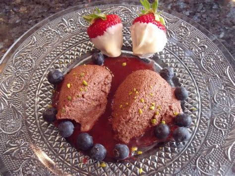 La mousse au chocolat est un dessert dont la composition traditionnelle comporte au minimum du chocolat et du blanc d'œuf, monté en neige. Mousse au Chocolat, ohne Sahne und Eigelb - Rezept ...