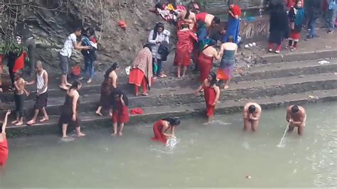 साली नदीमा नुहाउँदै वर्तालु महिलाहरु hindu women bathing at sali nadi youtube