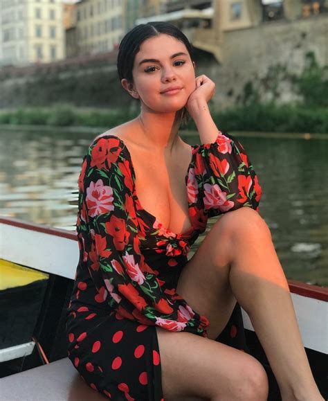 Which Dazzling Hot Looks Of Selena Gomez You Are In Love With Vote Now