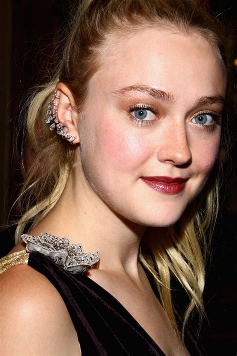 Dakota fanning video's en nieuws. DAKOTA FANNING at 'Brimstone' Premiere at Toronto ...