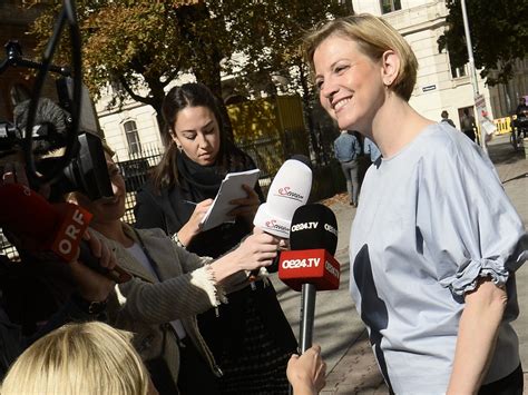 Jun 19, 2021 · neustart für österreich: Meinl-Reisinger schritt gut gelaunt zur Wahlurne - Vienna ...