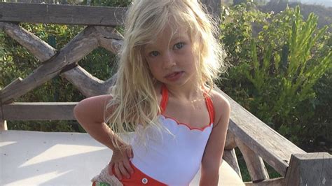 Mini Blondine Jessica Simpsons Tochter In Model Pose Promiflash De