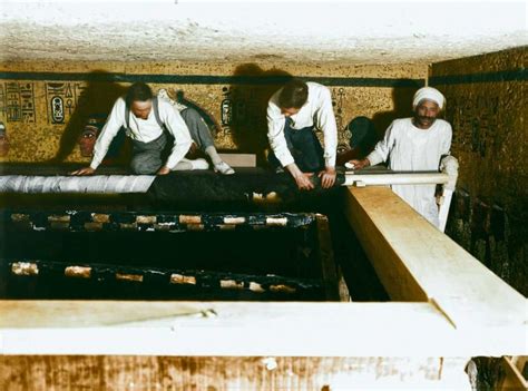 1922 Discovery Of Tutankhamuns Tomb Pictolic