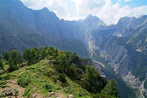 Slowenien (slowenisch slovenija, amtlich republik slowenien, slowenisch republika slovenija) ist ein demokratischer staat in europa mit rund 2 millionen einwohnern, der an italien, österreich, ungarn und kroatien grenzt. Camping im Triglav Nationalpark: Slowenien mit dem Wohnmobil
