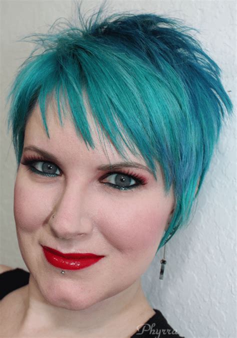 Grow out a pixie cut gracefully. How to Gracefully Grow Out a Pixie Cut