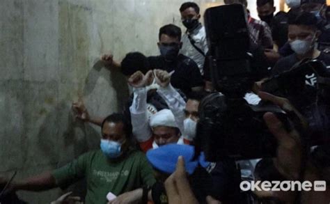 .habib rizieq shihab (hrs) dengan hukuman penjara selama empat tahun terkait perkara kasus menjatuhkan pidana dengan pidana penjara selama 4 tahun, ucap hakim ketua khadwanto saat. Resmi Ditahan, Habib Rizieq Shihab Terancam Hukuman 6 ...