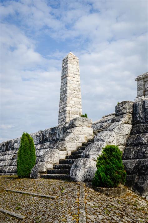 Mohyla milana rastislava štefánika je pomník, turistická atrakcia, vyhliadkový bod, obrovská preliezka, cieľ výletu, kamenná spomienka, hrob, symbol ale aj fotogenická stavba ktorá (pokiaľ viem) nemá na slovensku obdobu najmä v tom, že je venovaná jednému, jedinému človeku a nie celej. Mohyla Milana Rastislava Štefánika na Bradle ...