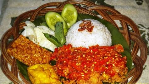 Geprek ayam yang sudah digoreng ke dalam sambal. Anda Kena Cuba Ni. Resepi Ayam Geprek Disukai Ramai
