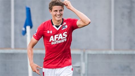This made him very popular with the rotterdam legion in one fell swoop. Guus Til overgeheveld naar A-selectie AZ | RTL Nieuws