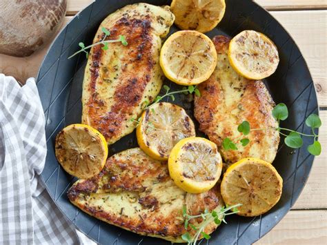 Una carrellate di deliziose ricette per cucinare il petto di pollo, un alimento che mette d'accordo proprio tutti. Ricetta Petto di Pollo Marinato - Il Club delle Ricette ...
