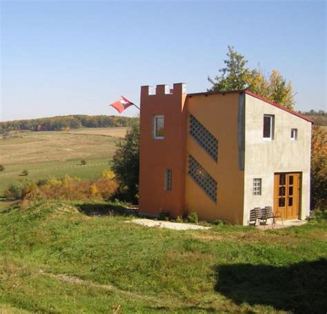 Derzeit wird keine haus in schneverdingen angeboten, von diesen immobilien kann man keine haus vom eigentümer kaufen.zudem befindet sich schneverdingen in der region lüneburger heide mit weiteren 10 häuser. Immobilie: Fuer Aussteiger oder als Feriendomizil, kleine Burg