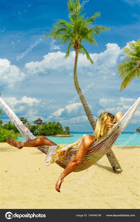 Fotos De Hermosa Mujer En Bikini Tomando El Sol En La Playa Imagen De Netfalls