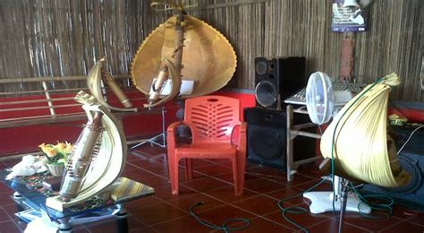 Sasando alat musik khas dari pulau rote ini dipercaya pertama kali dikenal dan dimainkan pada tahun 1600an. Beragam Adat Budaya di NTT yang Unik dan Jarang Diketahui - JENGSUSAN