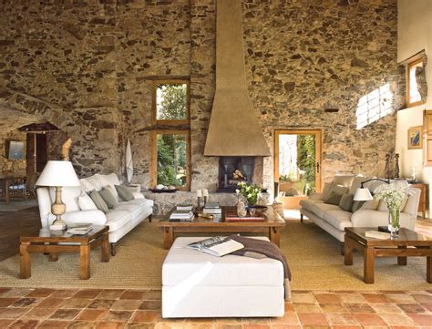 Muestran grandes ventanales para captar el máximo de luz natural, livings con los muebles imprescindibles y de diseño, en colores lisos. 15 ideas para decorar salones rústicos