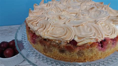 Combine the flour, butter, sugar and eggs in a bowl and beat with a whisk until you have a smooth dough. Stachelbeerkuchen mit Baiserhaube