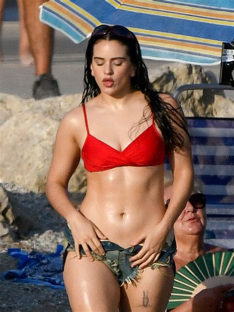 Rosalía presume de cuerpazo en bikini así fue su sorprendente aparición en las playas de