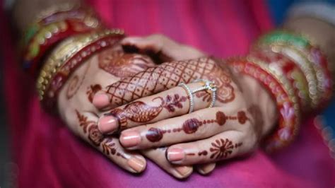 Latest News By Bbc Urdu شرعی شادی‘ تم نکاح پڑھاؤ ہم زیادہ پیسے دے دیں گے اور ویڈیو بھی نہیں