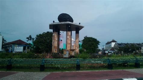 Tugu Batu Satam Ikon Kota Tanjung Pandan