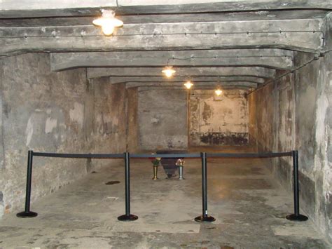 Zwei perspektiven auf einen ort der vernichtung in einer filmischen collage. Auschwitz 2012: Auschwitz 1: "The Gas Chamber"