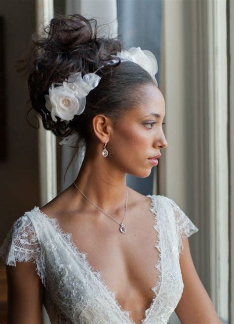Fleurs ivoires pour coiffure de mariée. Coiffures de mariée d' exception par Axelle B ...