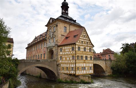 The town is situated at 49° 53' 38 n and 10° 53' 8 e, and has slightly over 70,000 residents. Een dagje Bamberg: van hoogte- naar dieptepunt