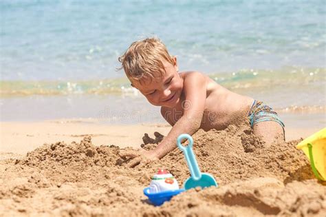 Ragazzo Che Gioca Nella Sabbia E Nelle Onde Sulla Spiaggia Immagine Stock Immagine Di Svago