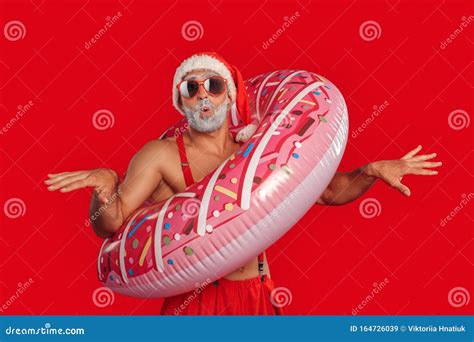 Estilo Libre De Navidad El Joven Santa Claus Se Desnuda Con El Cuerpo Superior Muscular En