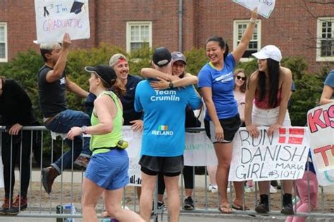 Boston Marathon 2019 Wellesley College Scream Tunnel Offers Runners