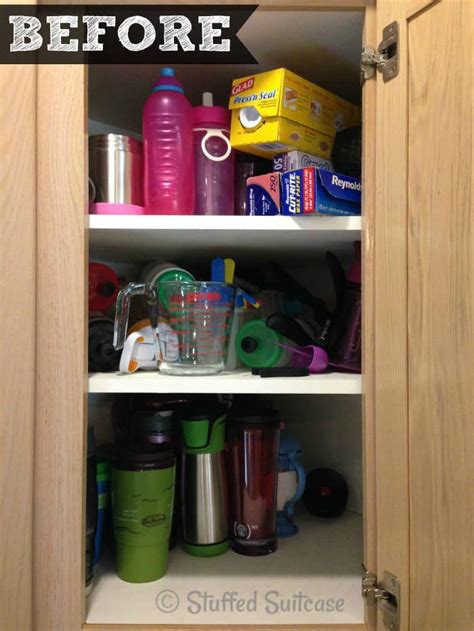 First you have to remove all the dishes of the cabinets and then separate in storage containers, glasses, cups, plates and dishes, bowls, utensils, lids, large bowls, pans, pots, pans, spices, food and medicine. Kitchen Organization Ideas: Corner Cabinet