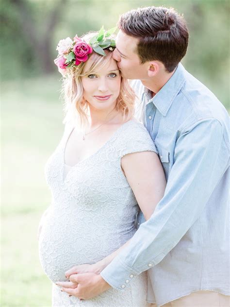 Flower crown maternity photo | Maternity portraits, Maternity photographer, Maternity session