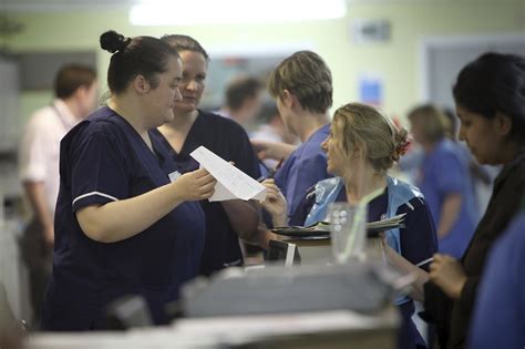 Hourly pay at the national health service (nhs) ranges from an average of ₤7.86 to ₤18.46 an hour. NHS staff 1% pay rise 'not good enough'