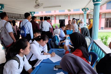 Sekiranya pelajar telah diluluskan bantuan bagi pengajian peringkat diploma, pelajar adalah tidak layak lagi memohon bantuan jika menyambung pengajian ke peringkat ijazah sarjana muda. Pelajar Form 6 Pun Kini Layak Terima Bantuan RM200 ...