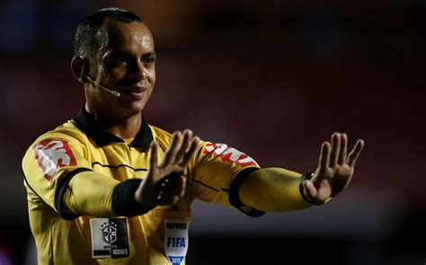 La comisión de árbitros de la conmebol ha designado a los árbitros del partido ida por la recopa sudamericana entre independiente santa fe de colombia y river plate de buenos aires. Quién es Wilton Sampaio, el árbitro de Argentina vs ...