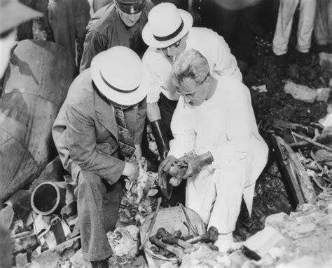 The hunt for a serial killer has been applauded online for his role in catching the killer pic: 28 Serial Killer Crime Scene Photos From Famous Murderers