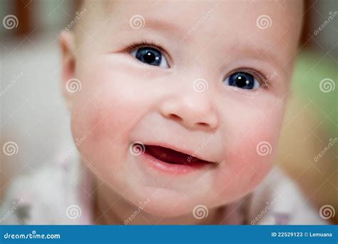 Primer Sonriente De La Cara Del Bebé Imagen De Archivo Imagen De Cara