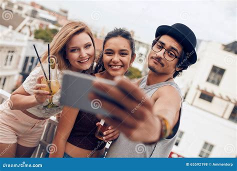 Jeunes Couples Prenant Un Selfie Sur Le Toit Photo Stock Image Du Liberté Photographie 65592198