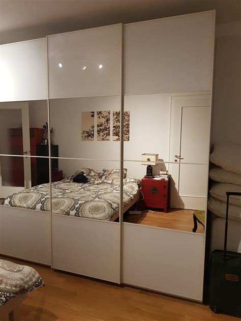 Er ist schon etwas älter, war bei ein paar umzügen dabei :) evtl. Ikea Pax Schrank weiss mit Spiegel | Kaufen auf Ricardo