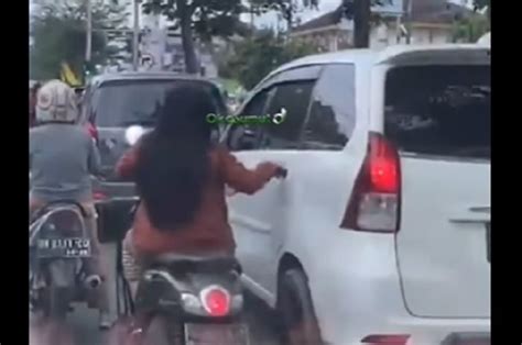 Video Pemotor Wanita Ganggu Pengendara Mobil Diburu Polisi Begini