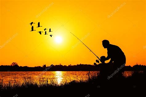 Padre E Hijo Pescando En El Fondo Del Atardecer Del Río 2023