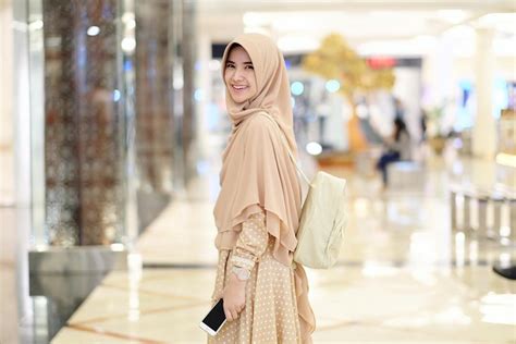 Kamu gak akan pernah terlihat membosankan dengan mengenakan pakaian muslimah seperti ini. Ingin Tampil Modis Dan Fashionable Tapi Tetap Syar'i ...