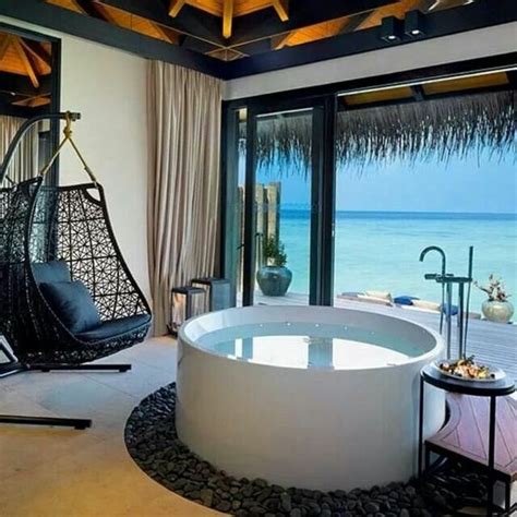 Maldives is blessed with magical and breathtaking displays of sunsets and sunrise. Einrichtungsideen in Weiß - Traumurlaub auf den Malediven ...