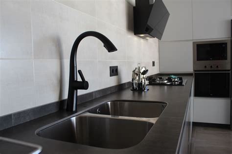 Si quieres decorar una cocina pequeña, tienes que ser. Cocina serie Luxe con encimera color óxido. últimas ...