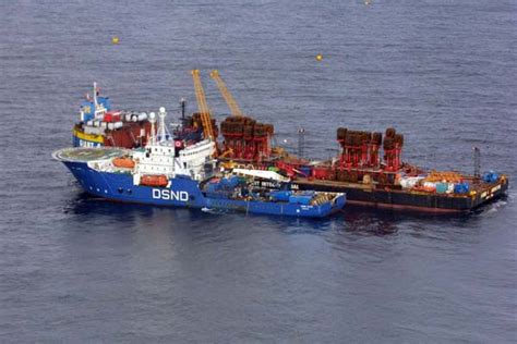 De bemanning kon geen kant op. De bergingsponton Giant 4 heeft de Russische de Koersk van ...