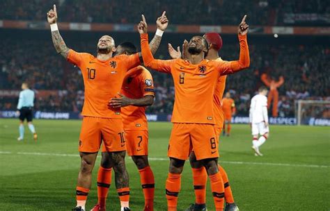 Holanda no puede permitirse una derrota si no quiere. Holanda goleó en su debut por las eliminatorias a la ...